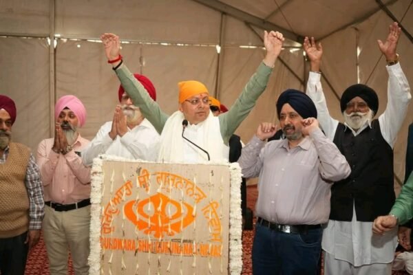 मुख्यमंत्री धामी ने गुरु पर्व के मौके पर गुरुद्वारा श्री गुरूसिंह सभा पहुंचकर माथा टेका