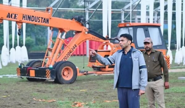 प्रधानमंत्री के कार्यक्रम की तैयारियों का जिलाधिकारी ने तड़के किया निरीक्षण