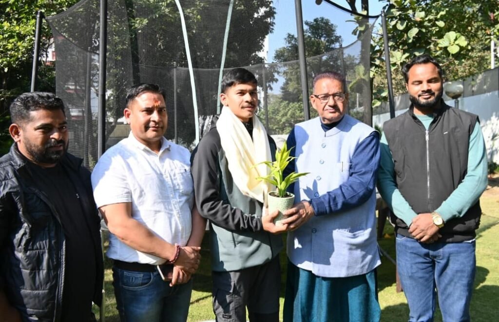 कैबिनेट मंत्री गणेश जोशी ने माउंट एवरेस्ट फतह करने वाले पर्वतारोही वीरेंद्र सिंह सामंत का किया सम्मान