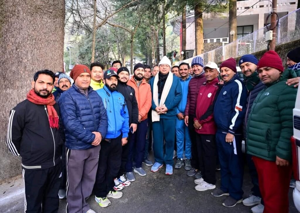 मुख्यमंत्री धामी ने नैनीताल में मार्निंग वाक के दौरान शीतकालीन यात्रा को लेकर अधिकारियों के संघ की बैठक 
