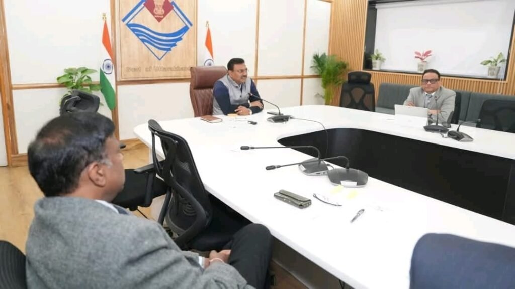 मुख्य सचिव आनन्द बर्द्धन ने विकास योजनाओं के सम्बन्ध में ली विभिन्न विभागों की बैठक 