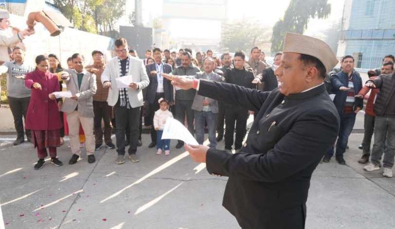 गणतंत्र दिवस के अवसर पर सूचना महानिदेशक बंशीधर तिवारी ने सूचना भवन में फहराया राष्ट्रीय ध्वज 