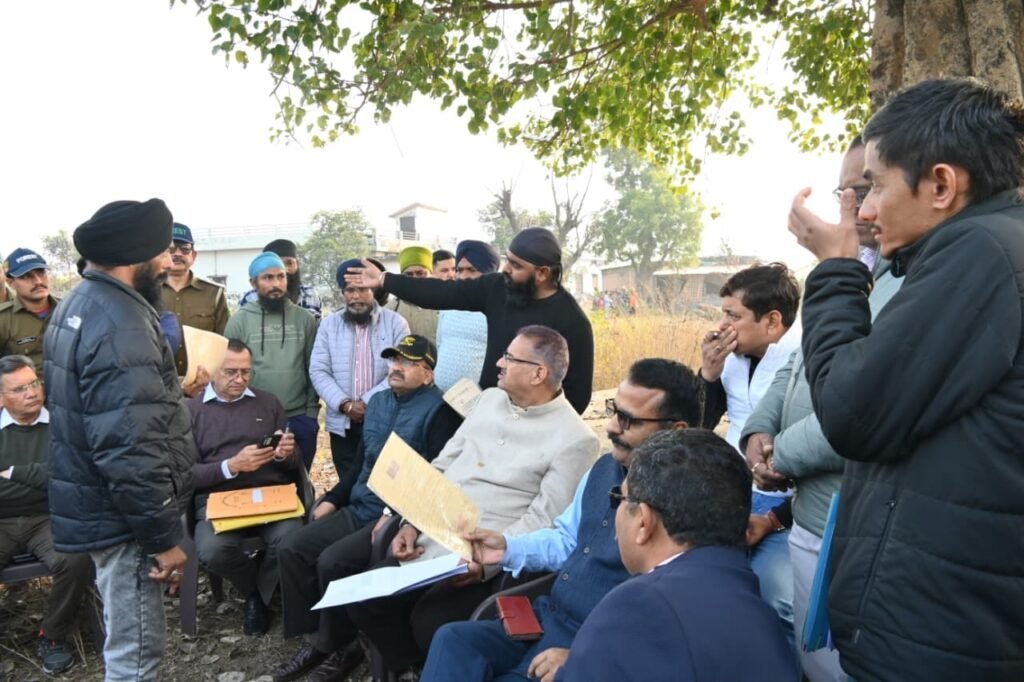 हल्द्वानी में प्रस्तावित आधुनिक छात्रावास निर्माण की चयनित भूमि का निरीक्षण करते सैनिक कल्याण मंत्री गणेश जोशी