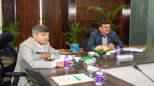 मुख्य सचिव आनन्द बर्द्धन ने की वीर चंद्र सिंह गढ़वाली सभागार में राजस्व विभाग की समीक्षा