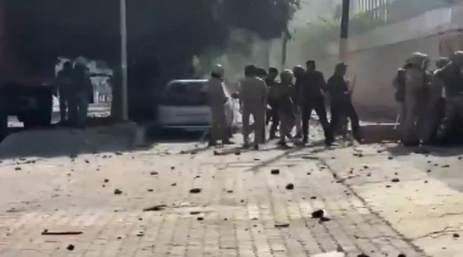 नोएडा में मजदूरों का प्रदर्शन जारी, कई इलाकों में झड़पें, 300 से ज्यादा गिरफ्तार