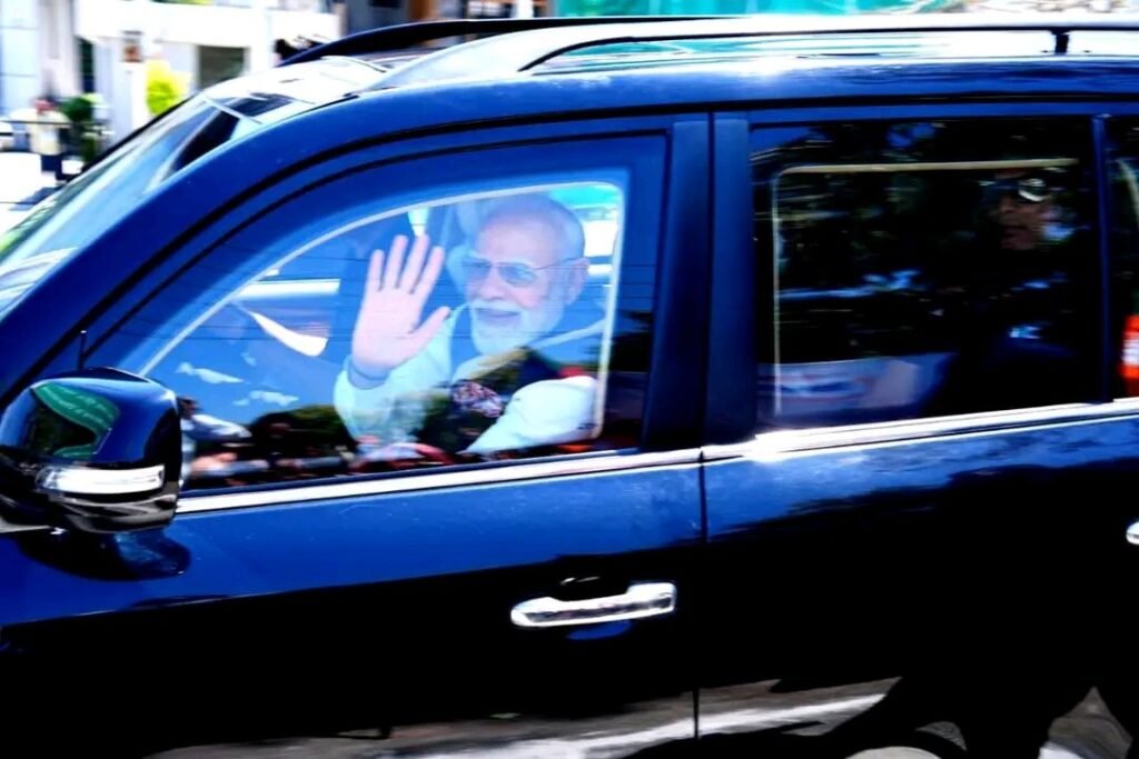 देहरादून : 12 किमी का रोड शो, उत्तराखण्ड के प्यार से भावुक हुए PM मोदी