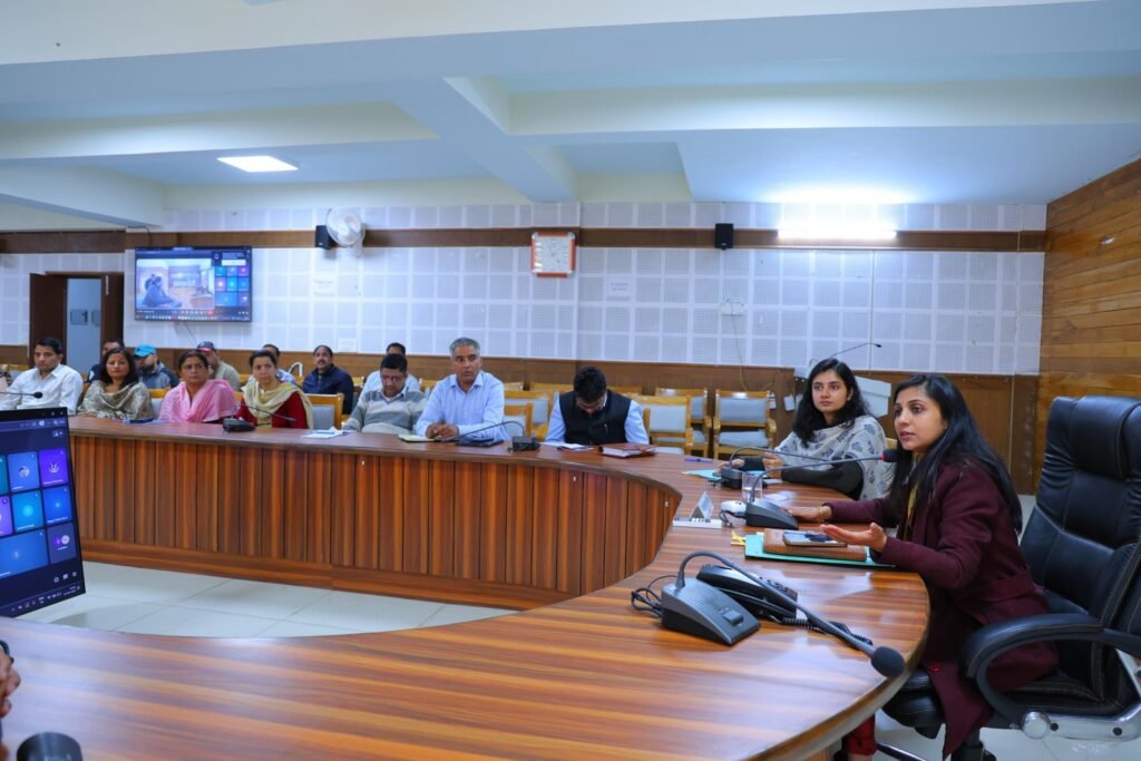 स्व-गणना से समय की बचत और सटीक आंकड़े मिलेंगे – डीएम स्वाति एस. भदौरिया