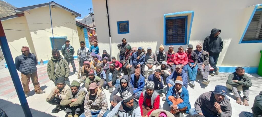 चारधाम यात्रा : बद्रीनाथ में पुलिस अलर्ट, व्यापक सत्यापन अभियान से कसी सुरक्षा
