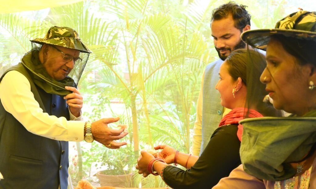 मधुमक्खी पालन से बढ़ेगी किसानों की आय – कृषि मंत्री गणेश जोशी