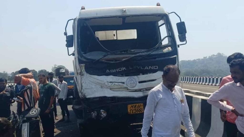 भीषण सड़क हादसा : वैन और सीमेंट मिक्सर की टक्कर में 11 की मौत