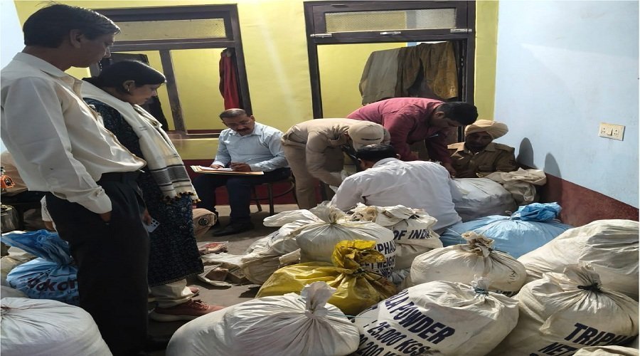 फर्जी डॉक्टर : मरीज बनकर पहुंची SDM, आयुर्वेदिक दवाओं के नाम पर अवैध कारोबार, हथियार भी बरामद