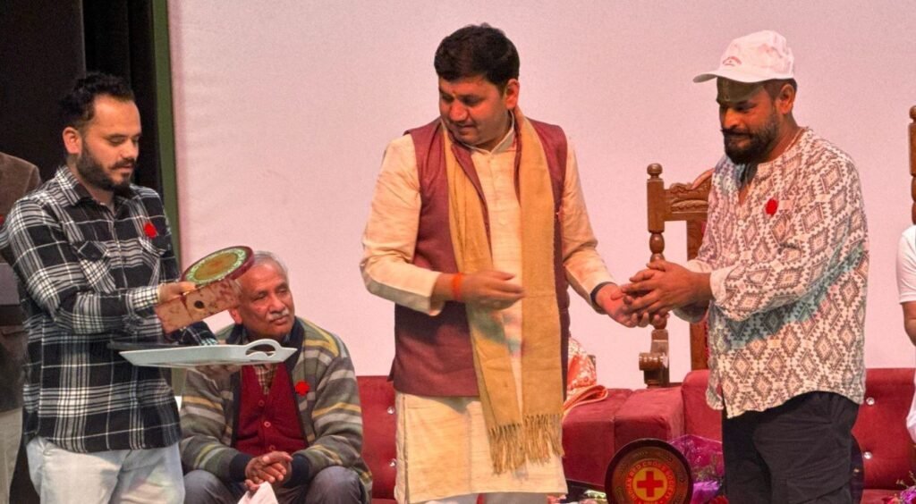 विश्व रेड क्रॉस दिवस पर चमोली में सम्मान समारोह आयोजित