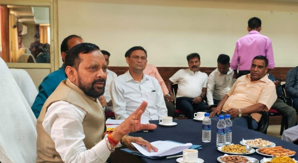 कोटद्वार : सफाई कर्मचारी आयोग के उपाध्यक्ष ने नगर निगम सभागार में ली अधिकारियों की बैठक