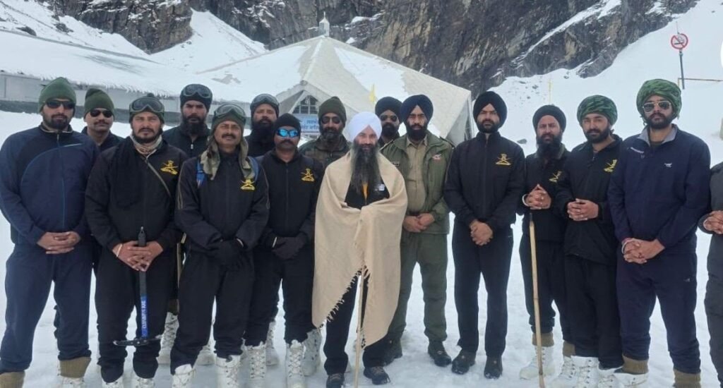 बर्फबारी के बीच युद्धस्तर पर जारी हेमकुंड साहिब यात्रा की तैयारियां
