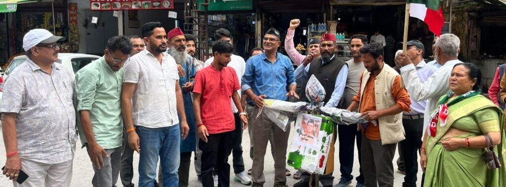 चढ़ावा अनियमितता के विरोध में यूकेडी ने फूंका सरकार का पुतला
