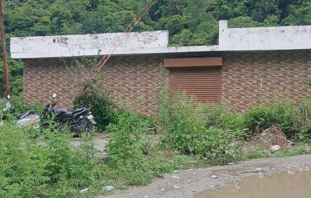लाखों का शौचालय बना शोपीस, कालेश्वर में जनता परेशान