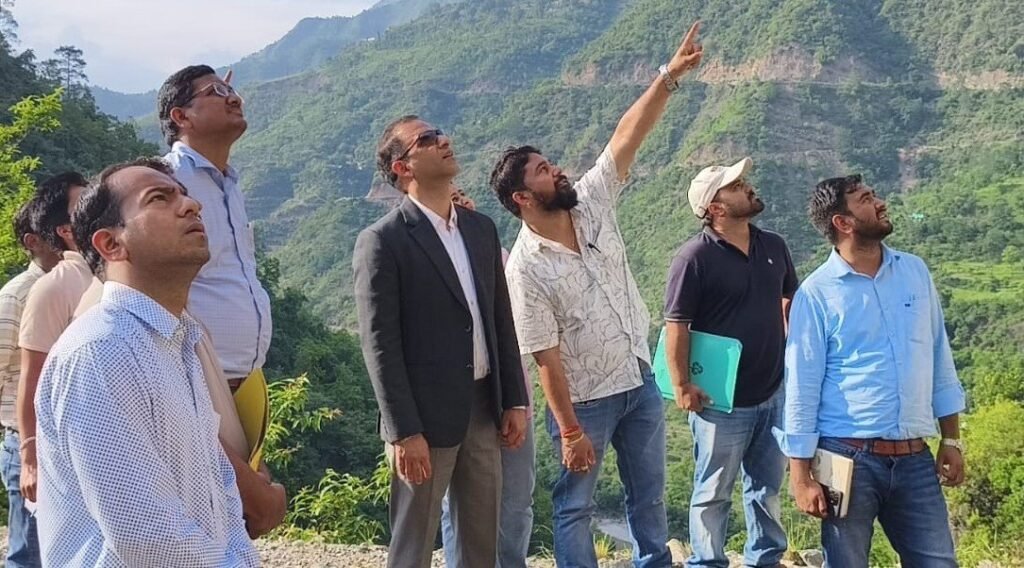 डीएम आशीष कुमार भटगांई ने खतरनाक बैंडों का किया निरीक्षण, लापरवाही पर अधिकारियों को लगायी  फटकार