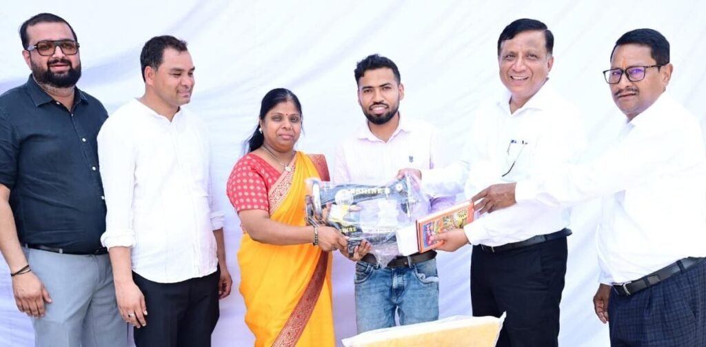 मुख्यमंत्री को सौंपा ज्ञापन, कुछ घंटों में मिली सिलाई मशीन